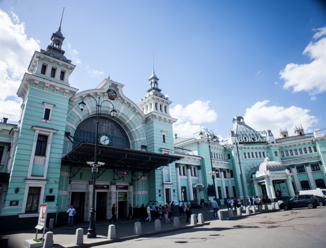 Памятная акция у Белорусского вокзала в Москве собрала около 1 тыс. человек