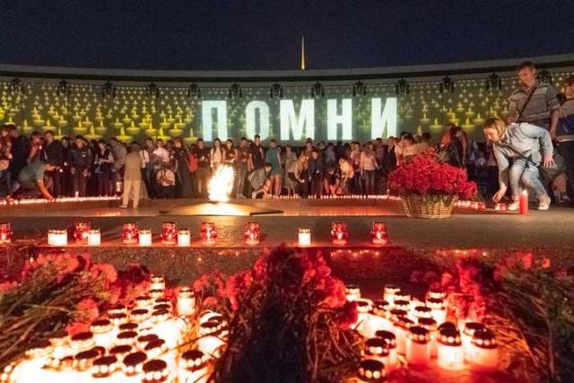 1418 свечей зажгли в зале памяти и скорби Музея Победы на Поклонной горе