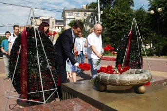 Картинка возложение цветов к вечному огню