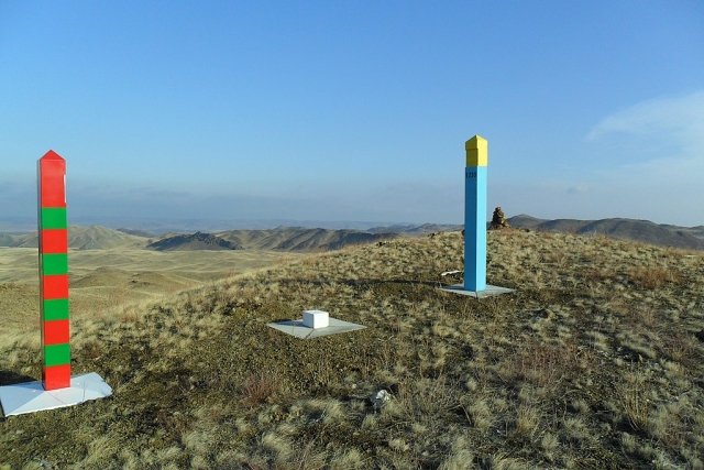 Пограничный знак на российско-казахстанской границе