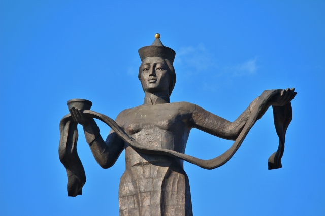Скульптурная композиция «Гостеприимная Бурятия» в Улан-Удэ