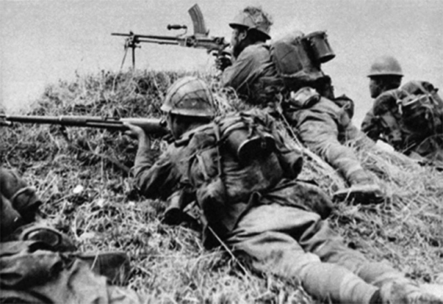Японские солдаты на позиции с пулемётом Тип 96