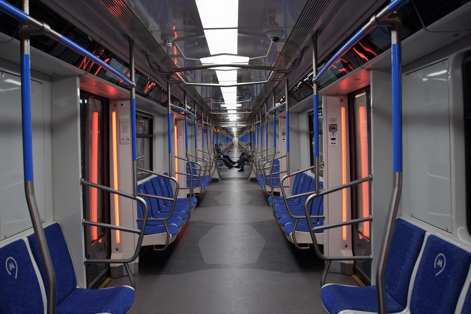 Новые вагоны метро в москве внутри