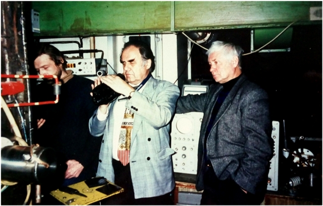 Рис. 6. Р.Ф. Авраменко (в центре) рядом с экспериментальной установкой (1994 г.)