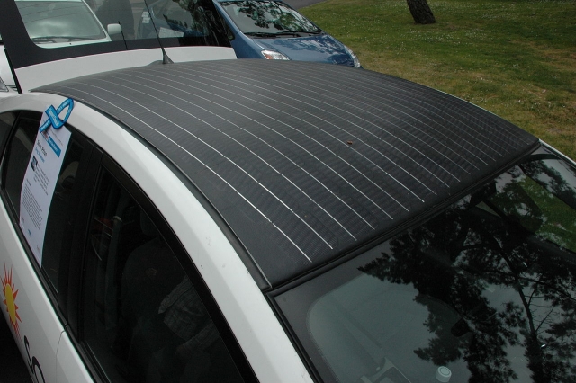 Солнечная батарея на крыше автомобиля 