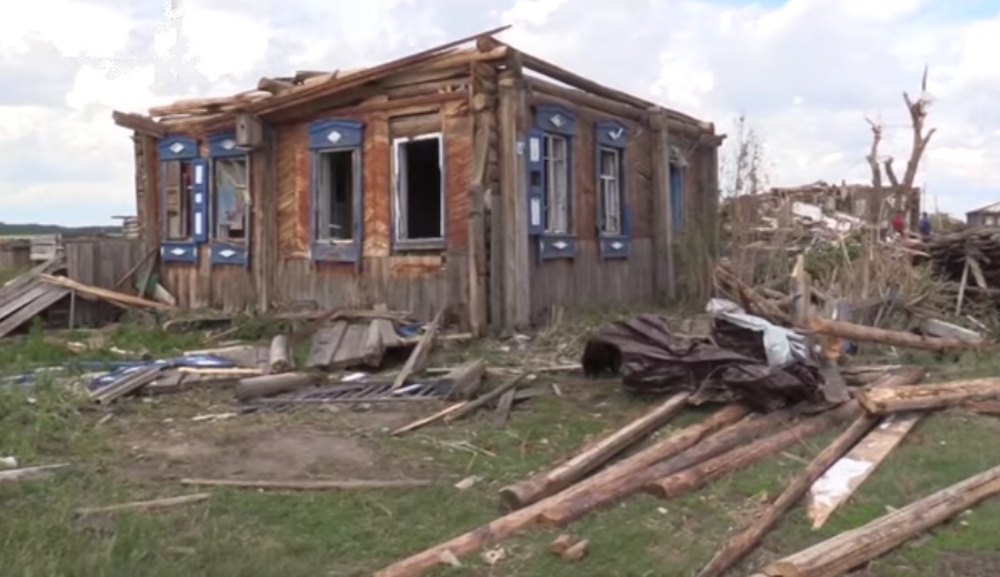 Ураган в купино новосибирской. Смерч в новосибирске. Ураган в купино новосибирской. Пылевой смерч. Ураган под новосибирском купино.