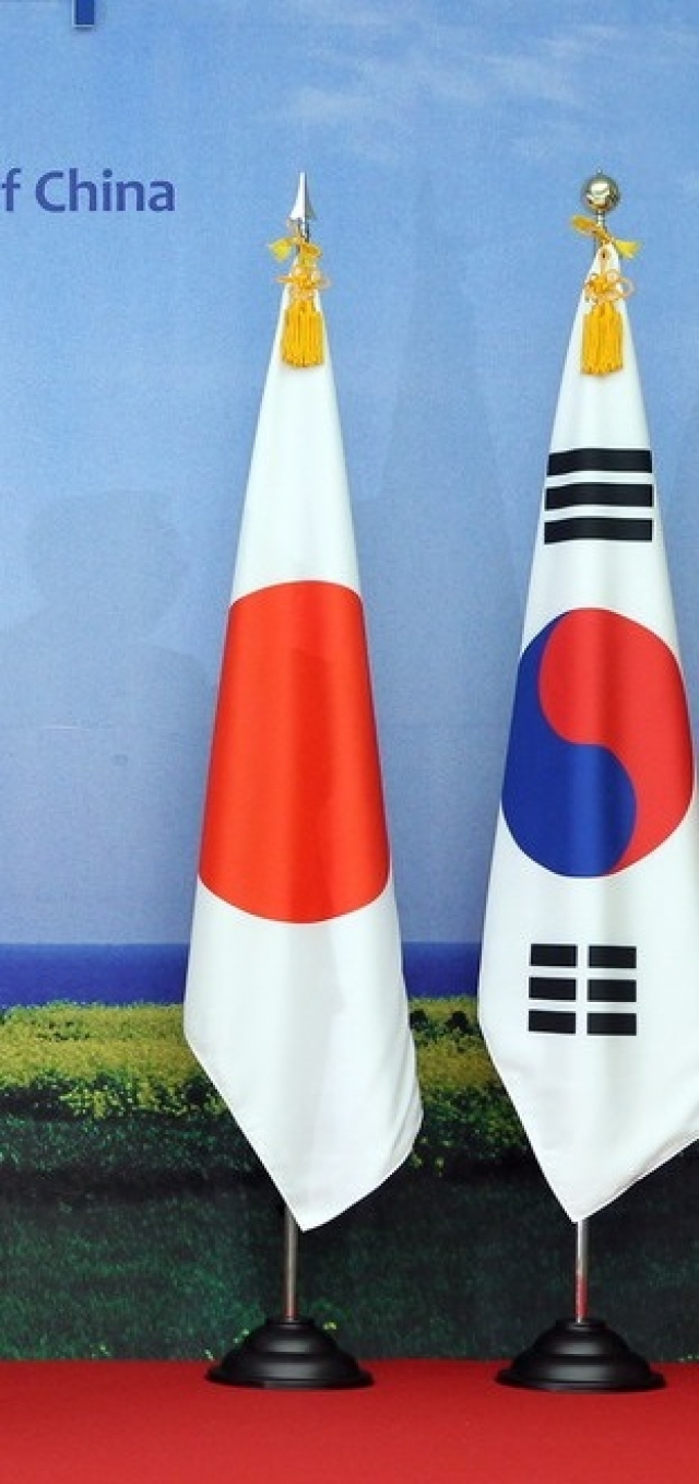 Флаги Японии и Южной Кореи