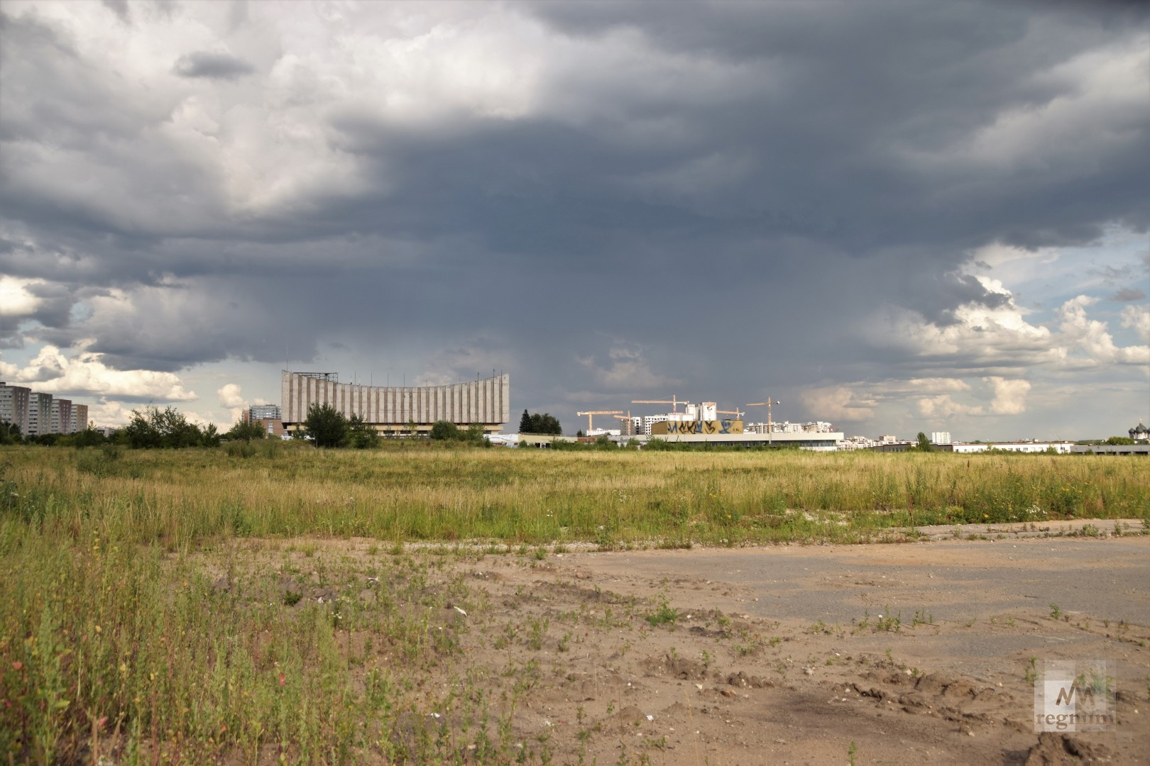 Пустырь. Городской пустырь. Пустырь в городе. Пустырь Россия.