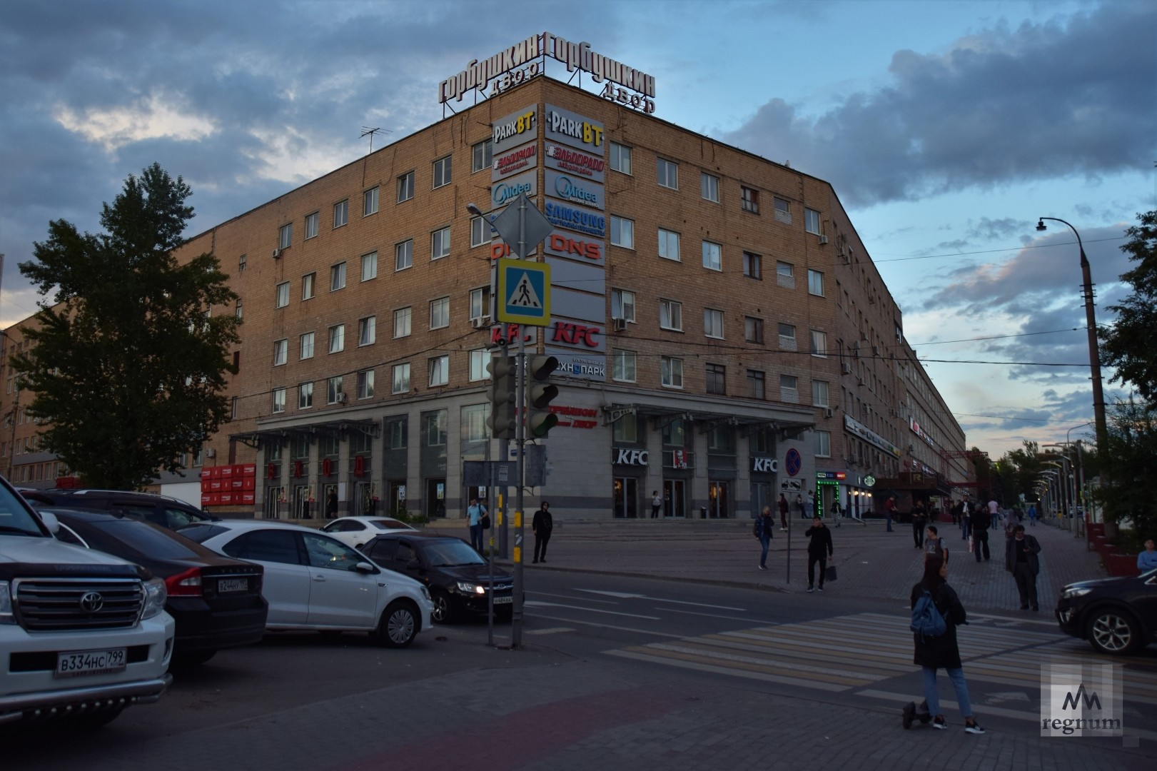 Рынок горбушка в москве. Горбушкин двор снесли. Горбушкин двор здание. Горбушкин двор снос. Реконструкция Горбушкин двор.