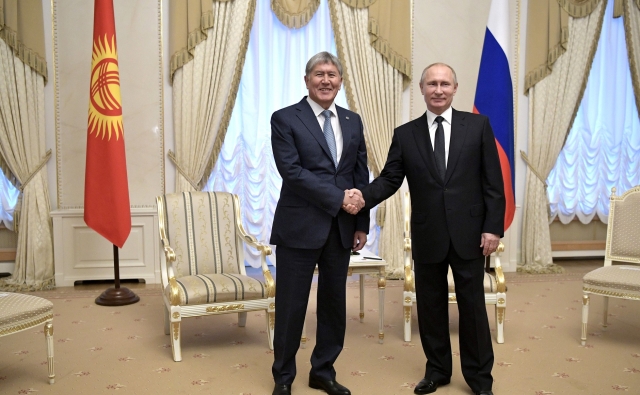 Путин встретился с Атамбаевым, но принял сторону властей Киргизии