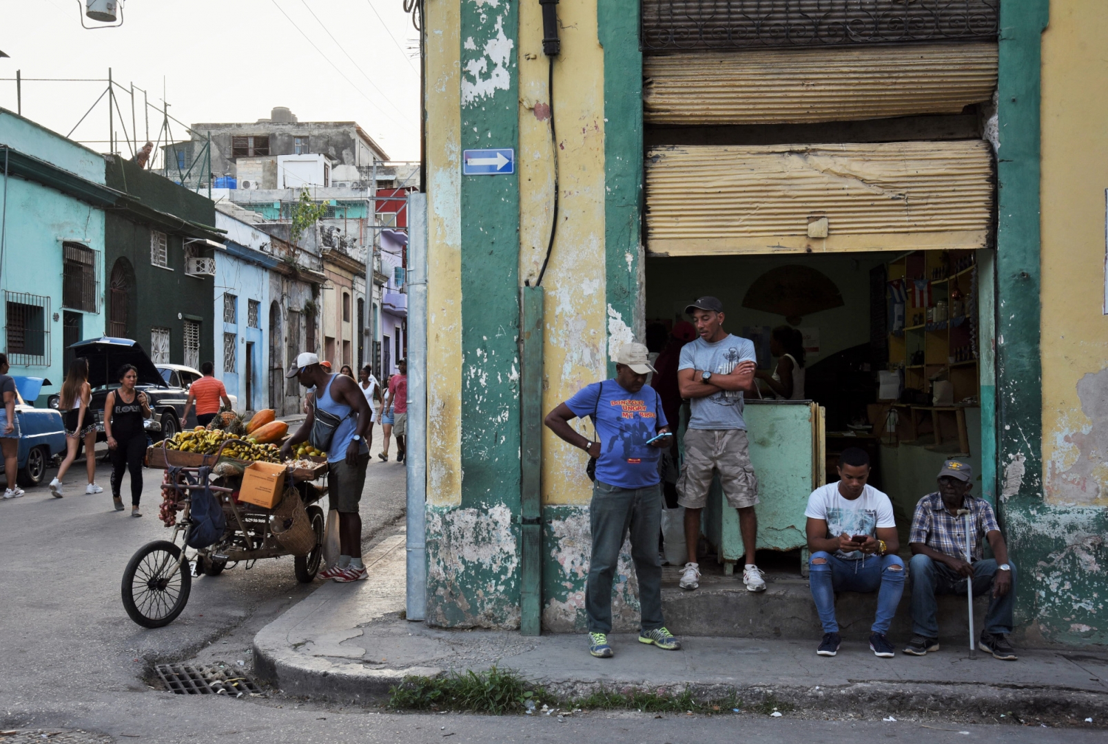 Государственный магазин и частный продавец фруктов. Самодельный велосипед предназначен для постоянного перемещения по улицам. Гавана, Куба