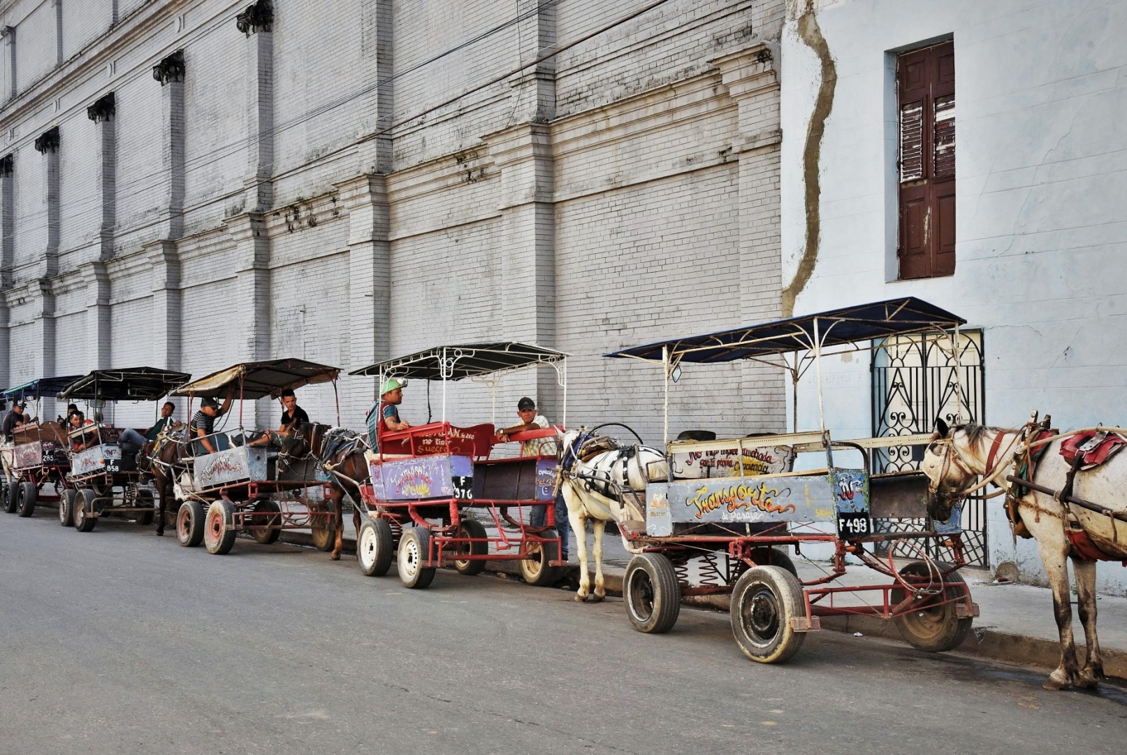 Стоянка парнокопытного такси в Сьенфуэгосе. Куба