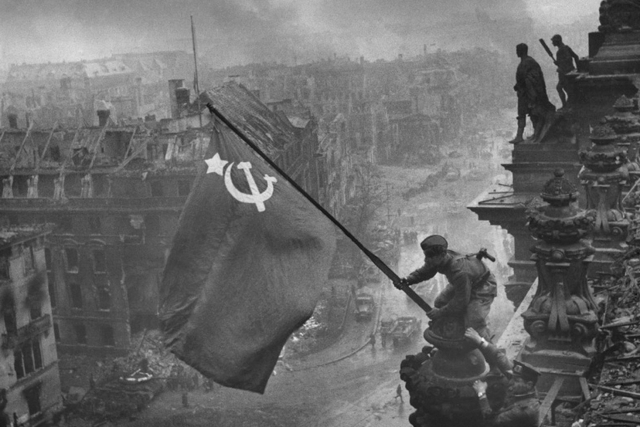 Знамя Победы над Рейхстагом. 2 мая 1945 года 
