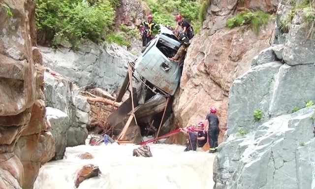Число погибших при падении в пропасть грузовика в Грузии возросло до шести