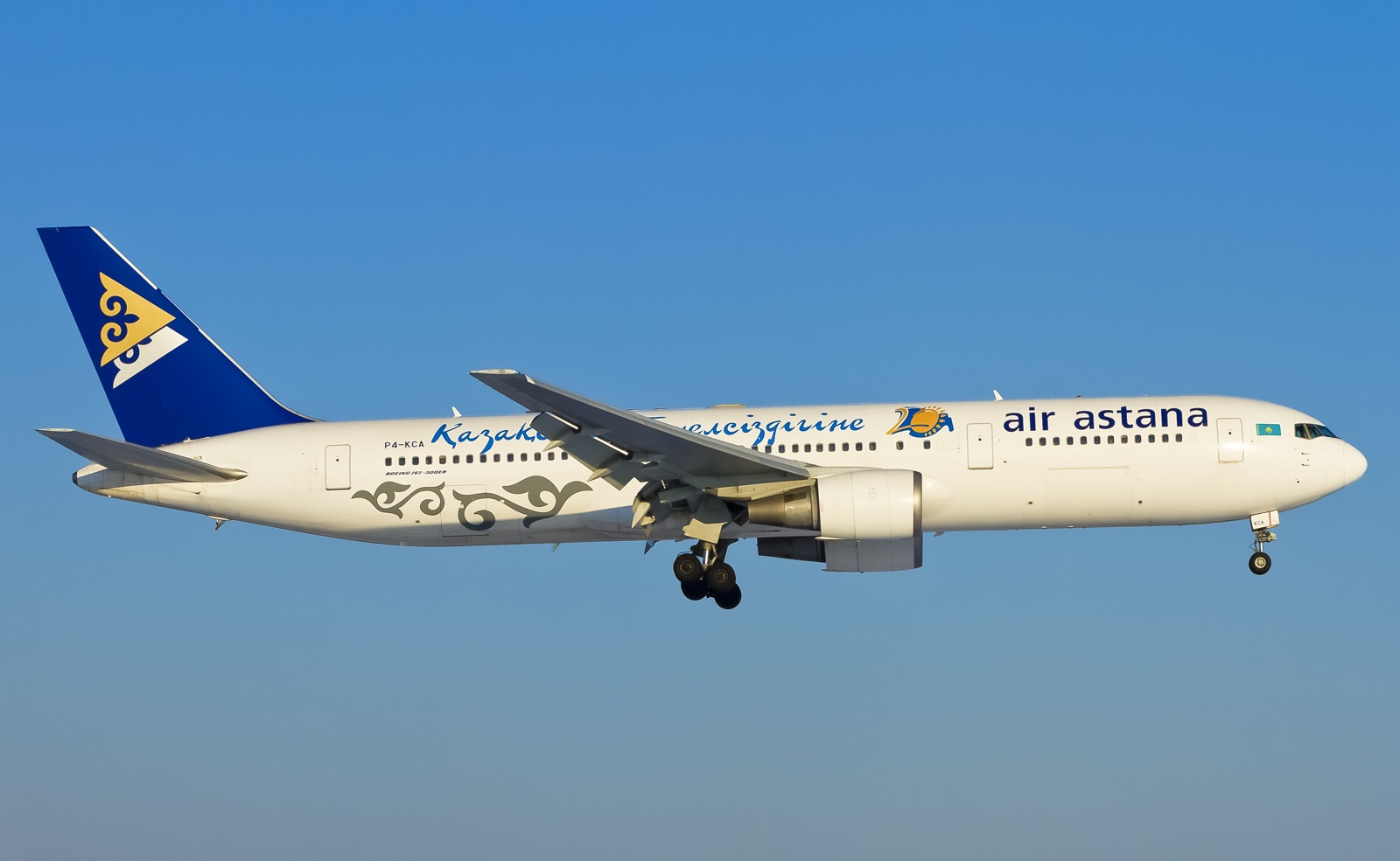 Самолет air. Boeing 767 Казахстан Air. Air Astana kc124. Air Astana kc4061. Эйр Астана парк самолетов.