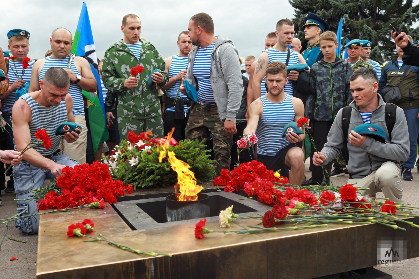 Десантники возлагают цветы