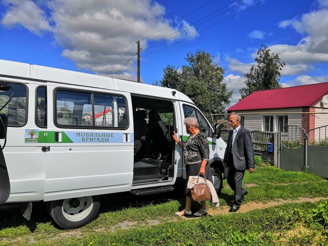 На Тамбовщине мобильные бригады помогают пенсионерам доехать до поликлиник