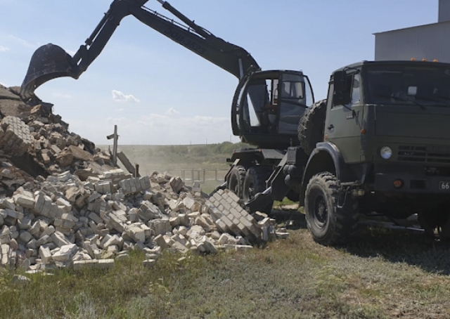 Военные снесли несколько зданий в Волгоградской области