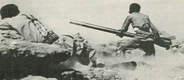 Солдаты-роялисты пытаются отразить египетскую танковую атаку. Гражданская война в Северном Йемене