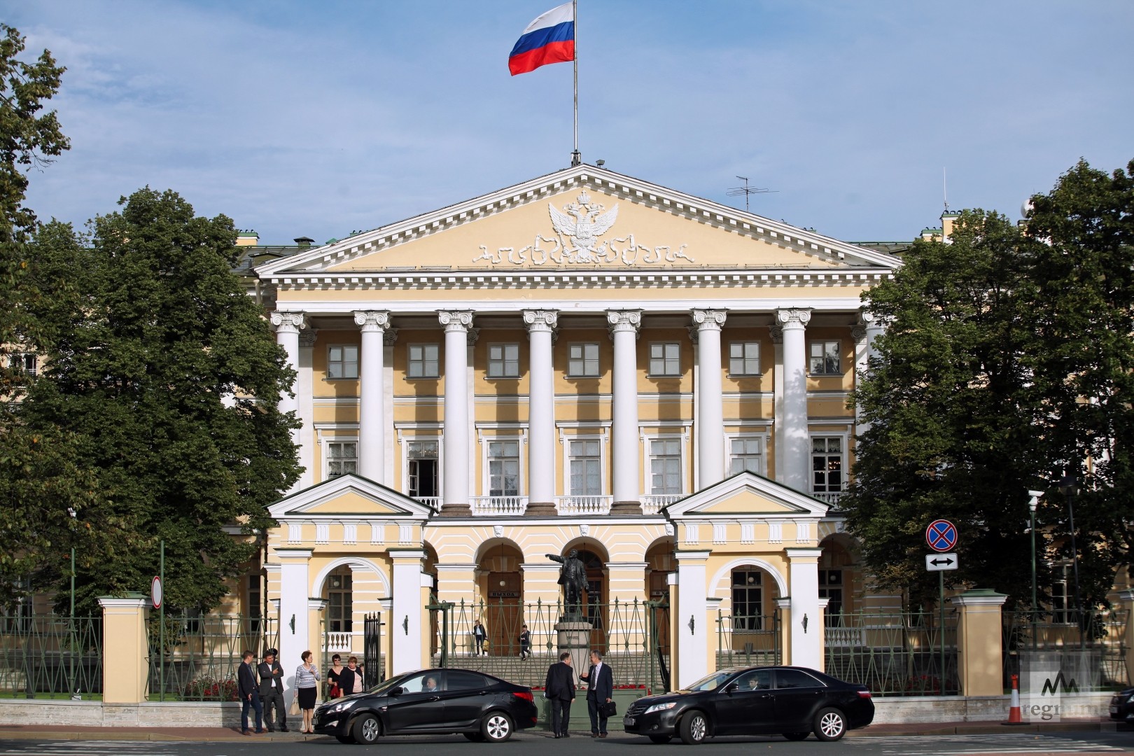 Правительство спб. Санкт-Петербург Смольный правит. Смольный дворец в Санкт-Петербурге. Смольный администрация Санкт-Петербург. Смольный Петербург правительство.