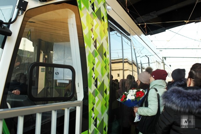 Посадка пассажиров в трамвай «Чижик»