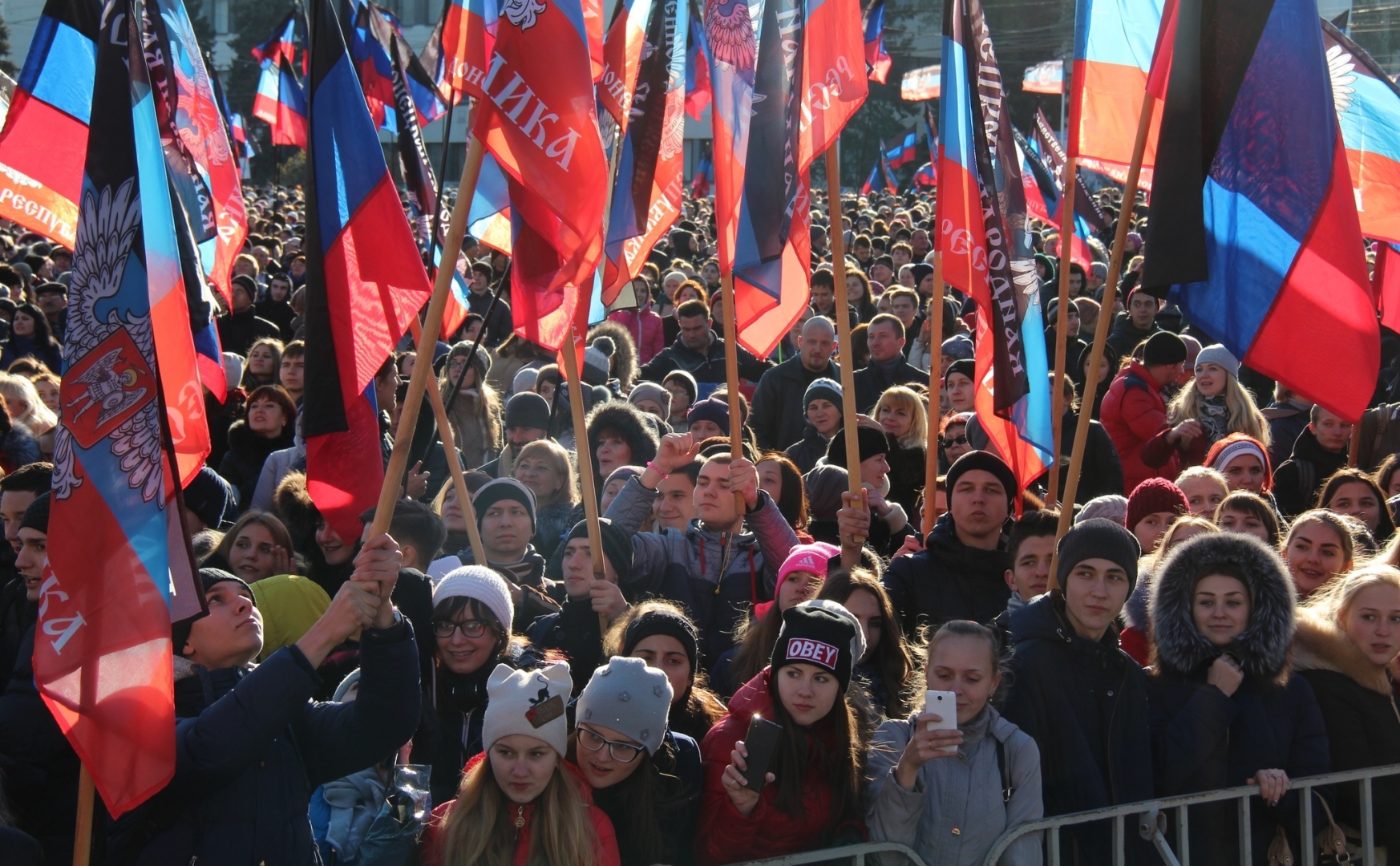 Напишите люди каких национальностей стали жителями новороссии. Жители ДНР. Население Донбасса. Жители Донбасса с флагами.