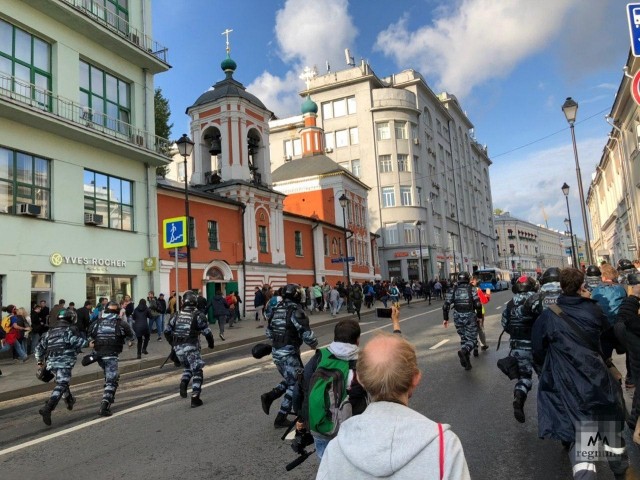 В центре Москвы проводят задержания участников незаконной акции