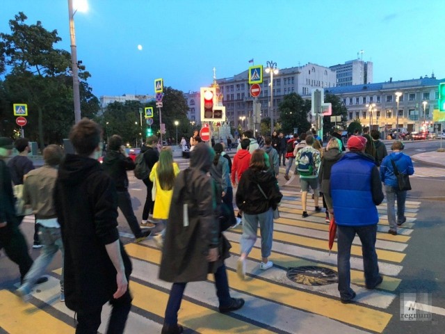 Митингующие вернулись к администрации президента РФ. Полиции нет