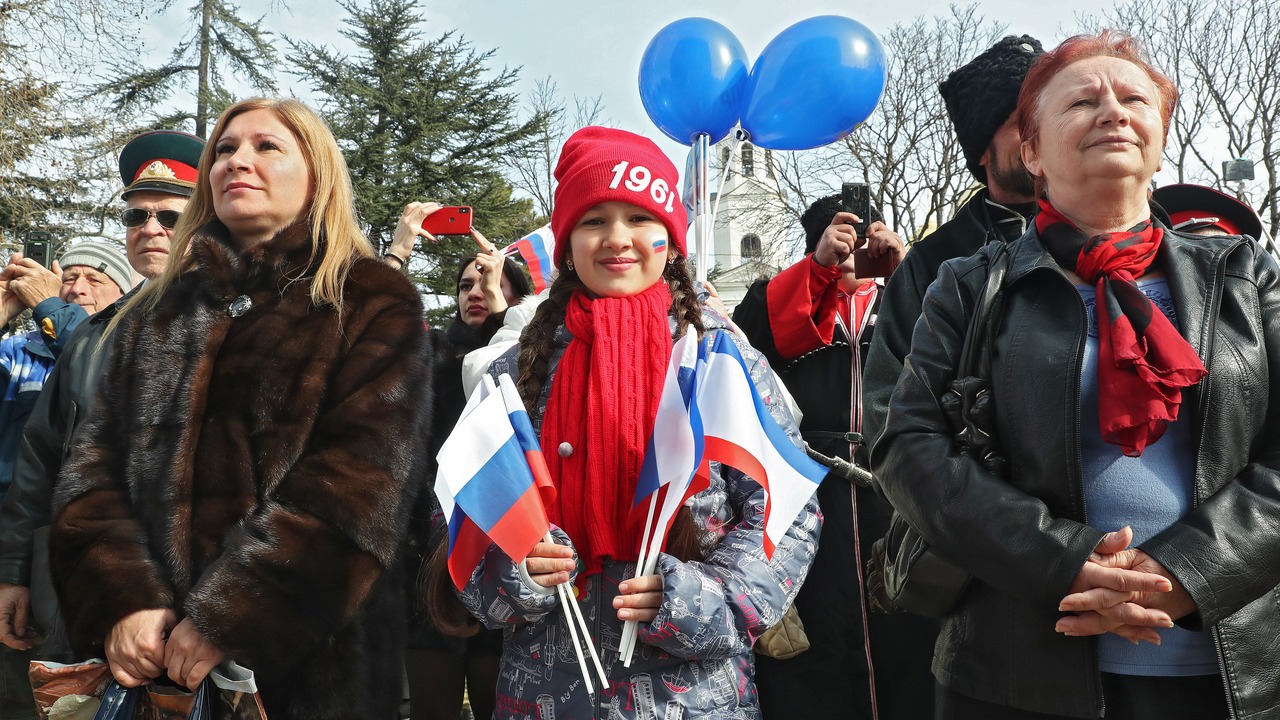 Жители крыма. День России впервые отпраздновали жители Республики Крым. Обращение жителей Крыма к Путину в 2014 году. Жители Крыма как. Крым пятилетка.