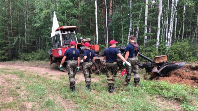 «Молодежка ОНФ» приступила к опашке горящих территорий в Иркутской области