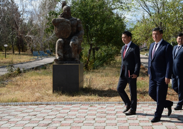 Сооронбай Жээнбеков ознакомился с состоянием культурно-этнографического комплекса «Манас айылы» в городе Бишкек