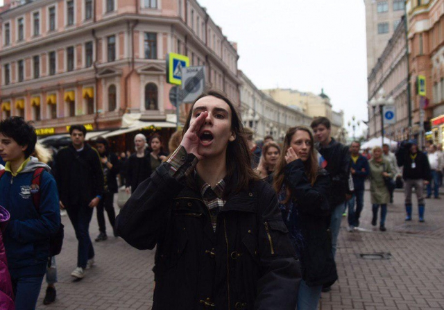 Иностранцы с интересом наблюдают за оппозицией на московском Арбате