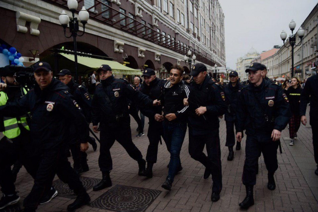 На Арбате в Москве задержали участника незаконной акции протеста