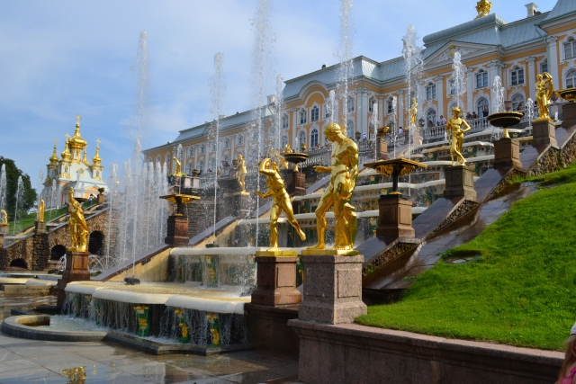 В Петергофе во время Праздника фонтанов покажут мультимедийный спектакль