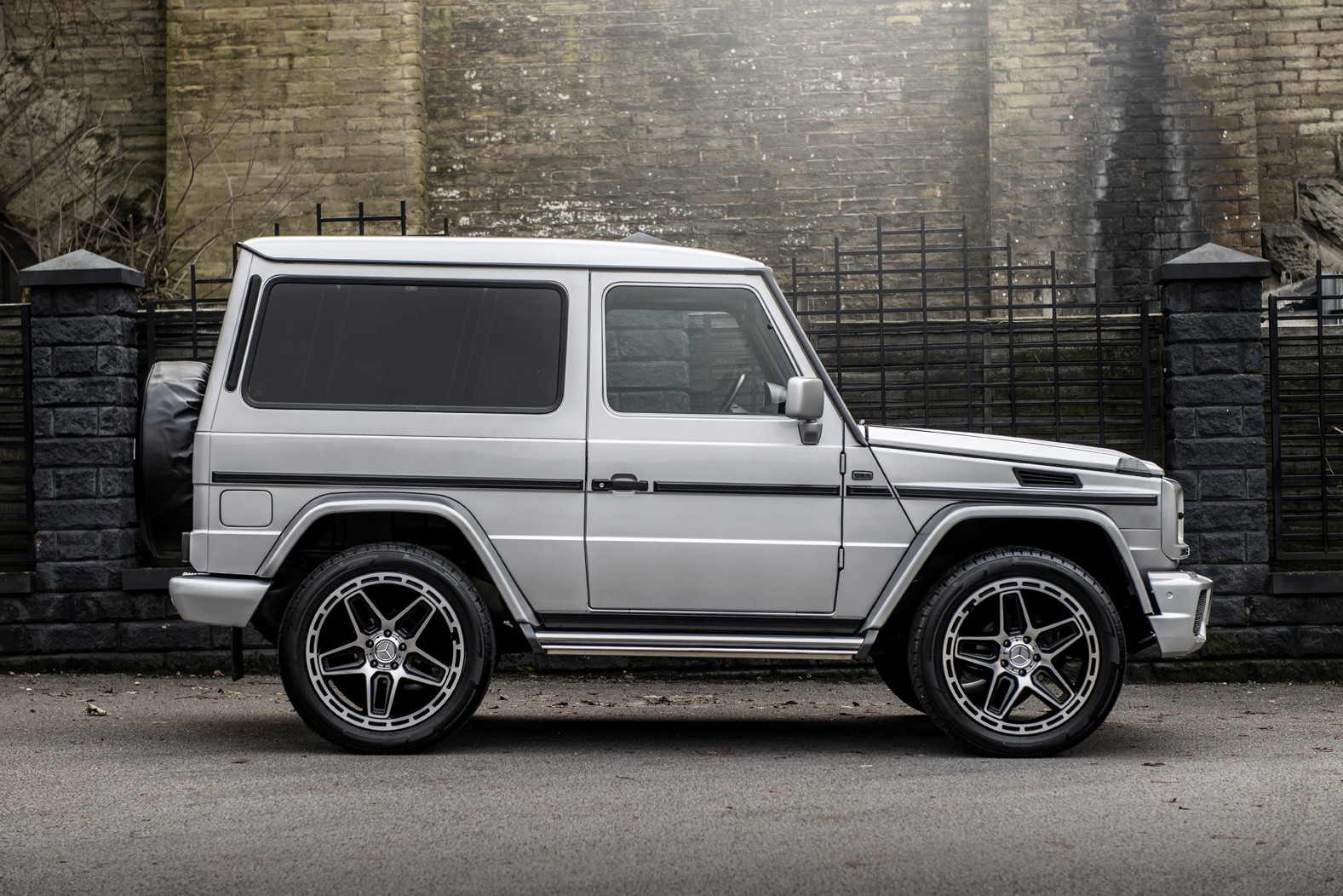 Гелендваген купить спб. Mercedes Benz g320. Мерседес-Бенц g 320. Mercedes-Benz g-class 2002. Mercedes g320 AMG.