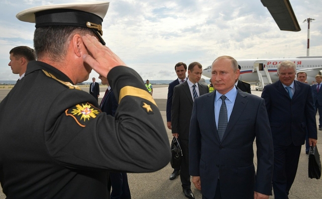 Владимир Путин прибыл с рабочим визитом во Францию