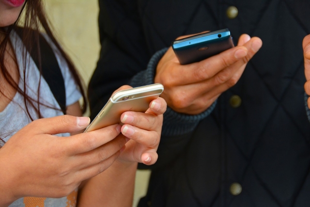 Мобильные телефоны в школах приводят к «конфликту двойственности» — мнение