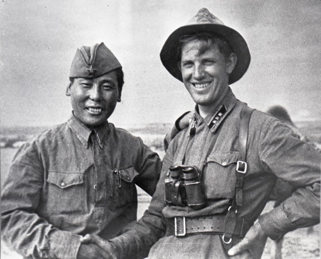 Старший лейтенант Красной армии Васильев и солдат монгольской армии М. Дорж. Халхин-Гол. Август 1939 года