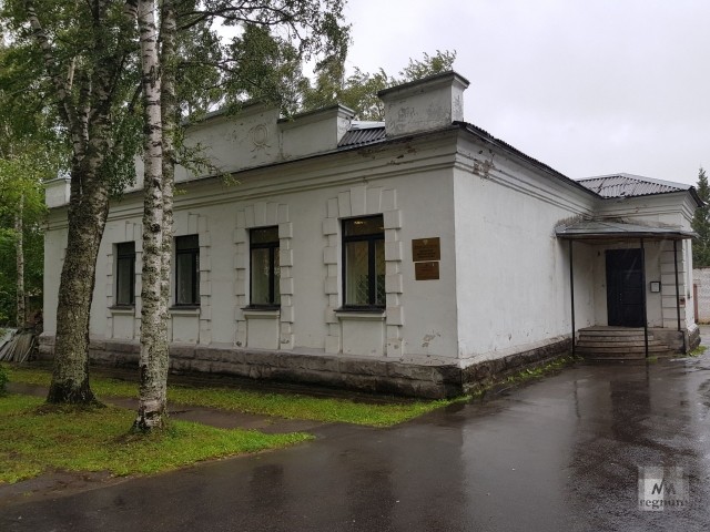 Здание Онежского казначейства (ныне Онежская прокуратура), из которого 22 июля 1919 года после взятия Онеги большевики изымали ценности для отправки в Москву