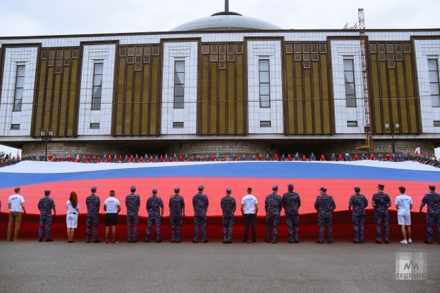 В московском Парке Победы развернули государственный флаг РФ