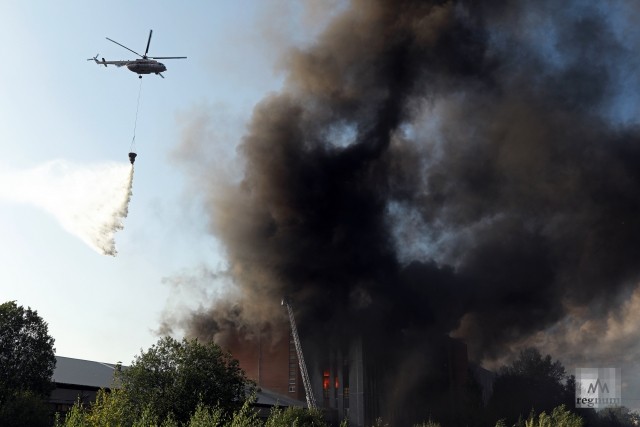 Пожарный вертолет Ми-8, задействованный в тушении пожара