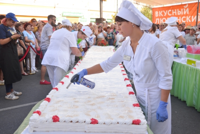 В Омске на гастрономическом фестивале приготовили пятиметровый пирог