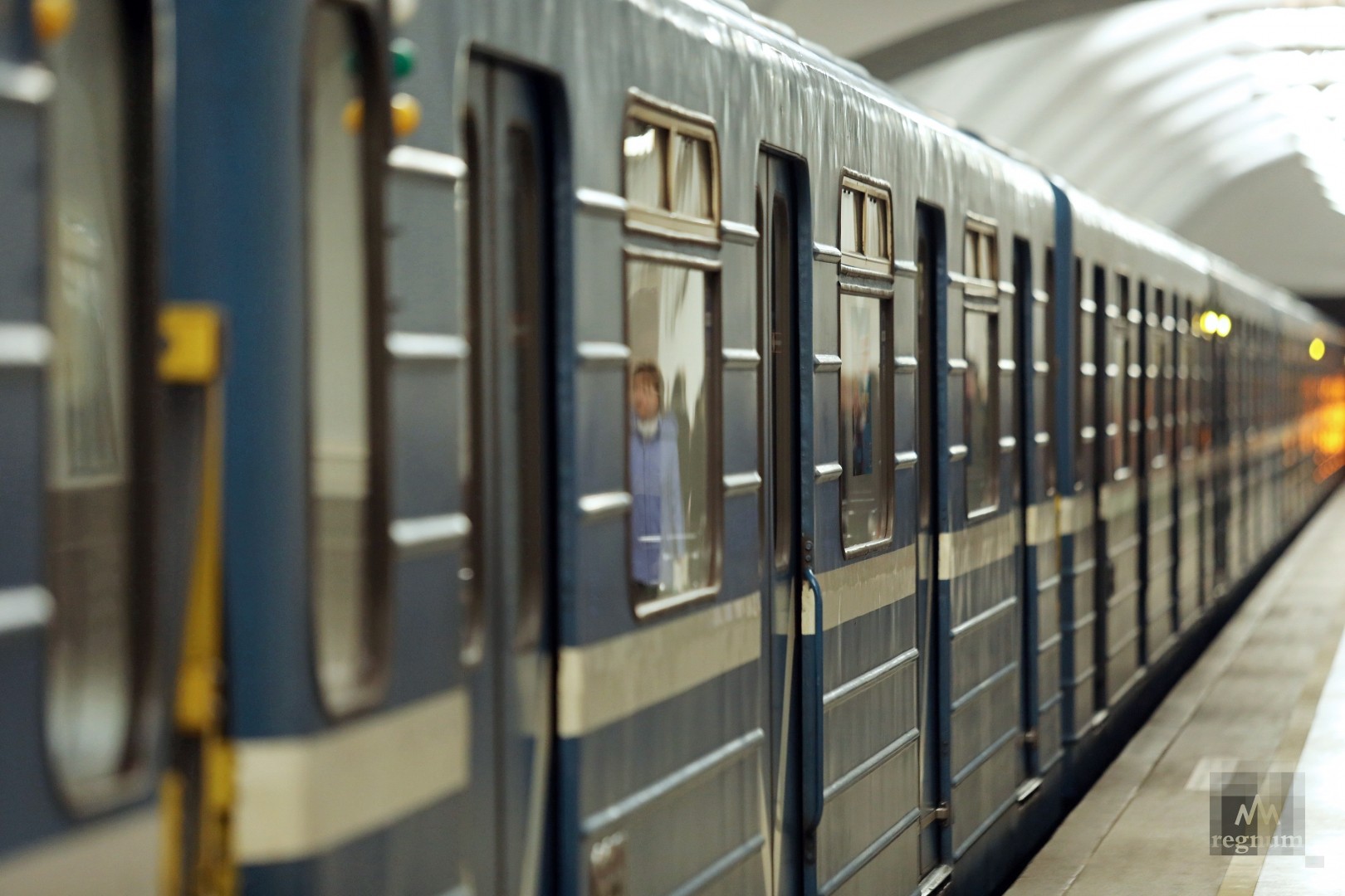 Поезда метро спб. Метро вагон СПБ 2008. Поезда питерского метро. Вагоны метро Питера 2009. Именные поезда Петербургского метрополитена.