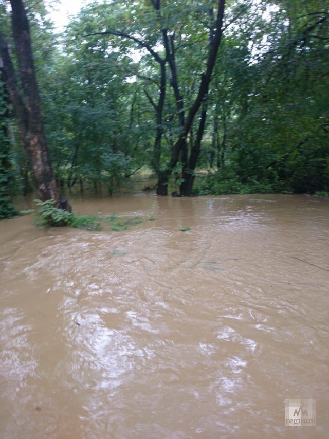 Вода от сброса на дамбах во Владивостоке пришла в жилой сектор