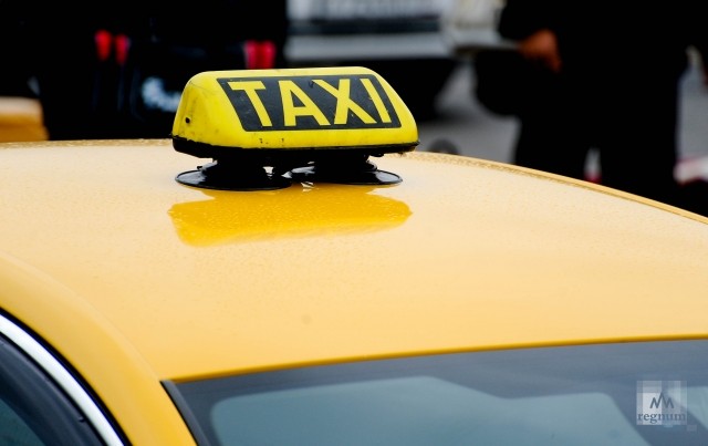 Из-за ливня и потопа в Екатеринбурге вчетверо выросли цены на такси