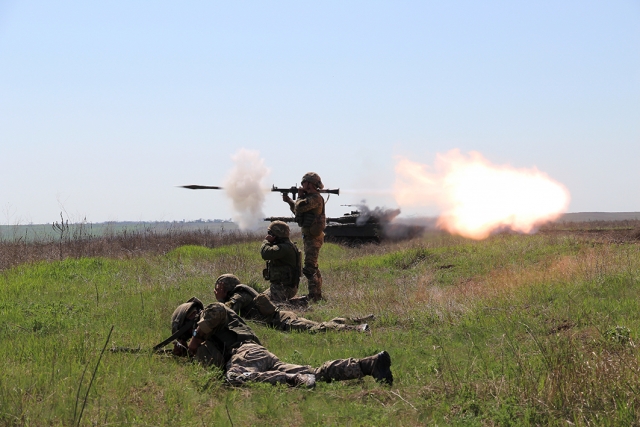 Украинские военные обстреляли из гранатомётов посёлок на юге ДНР