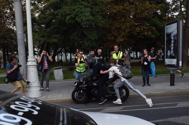 Участники шествия оппозиции в Москве напали на мотоциклиста