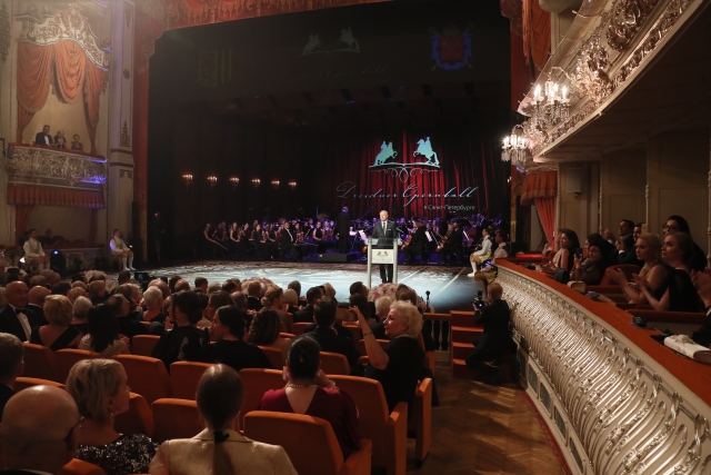 Путин приветствовал участников Дрезденского бала в Санкт-Петербурге