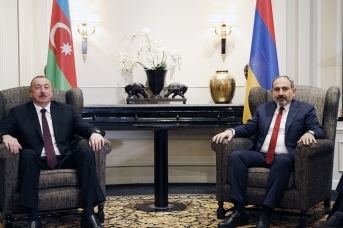 Алиев и Пашинян на качелях в сложных комбинациях