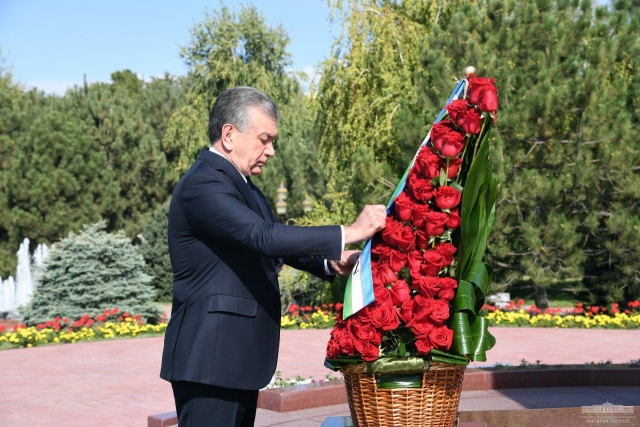 Шавкат Мирзиёев почтил память первого президента Узбекистана